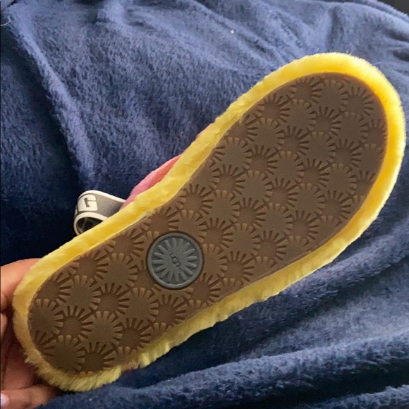 SIZE 8. Women’s UGG slides. Never worn. - Picture 3 of 3